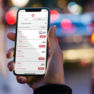 Handy mit Trafik App Anzeige am Display