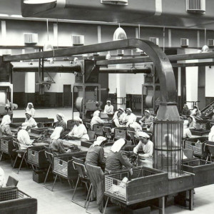 Frauen beim Arbeiten in der Lösehalle im Jahr 1935